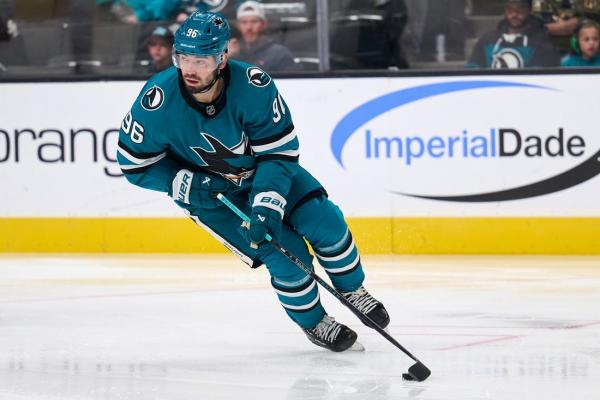 Last-place Sharks, Blackhawks aim to build on recent wins