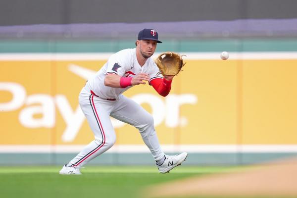 Twins place INF Kyle Farmer (shoulder) on 10-day IL thumbnail