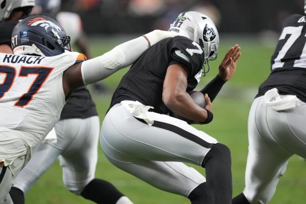 Raiders QB Geno Smith (shoulder) exits vs. Broncos