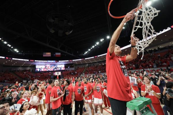 No. 3 Houston past Big 12 bubbly, can bump Baylor to tourney bubble