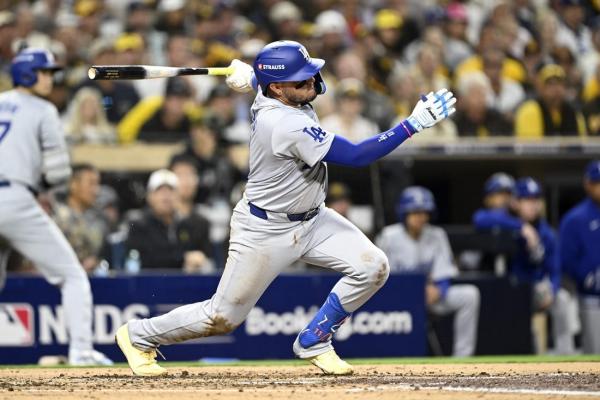 Dodgers infielder Miguel Rojas (groin) leaves Game 3 thumbnail