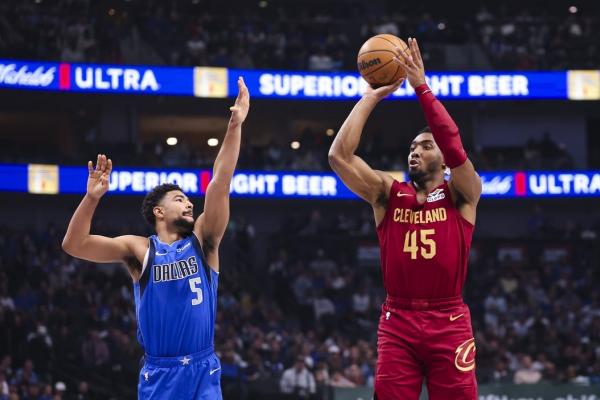 Evan Mobley lifts Cavs to 9th straight win in rout of Mavericks