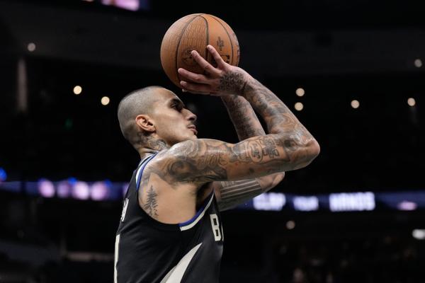 Kyle Kuzma, Bucks bid to build momentum vs. Lakers