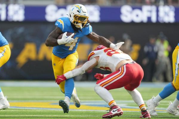 Chargers activate Gus Edwards (ankle) off IR; RB questionable vs. Titans thumbnail