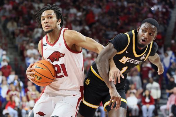 Arkansas erases 2nd-half deficit, upends No. 15 Missouri to keep tourney hopes alive