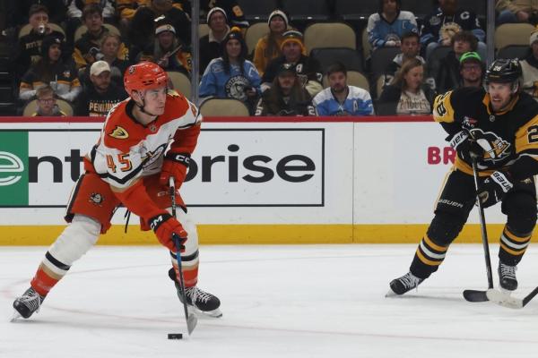 Beckett Sennecke ties in final second as Ducks top Penguins in shootout