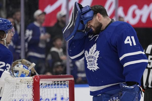 Maple Leafs G Anthony Stolarz (head) knocked out of Game 1 win