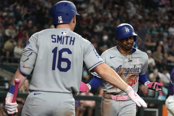 Dodgers post 18 hits, secure series split vs. D-backs