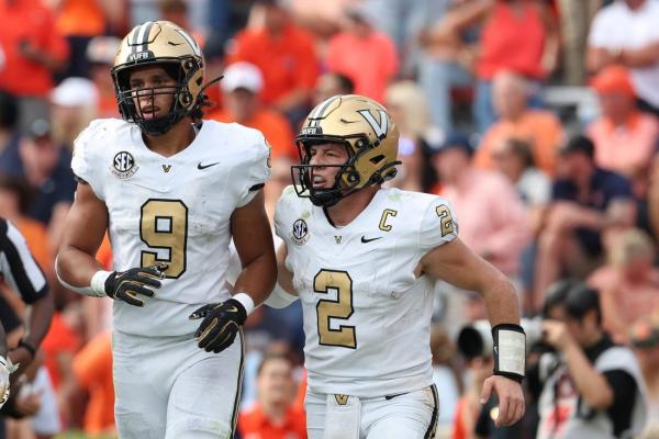 Vanderbilt TE Eli Stowers to return for final season