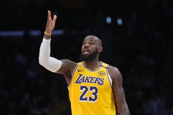 LeBron James downgraded to questionable vs. Warriors