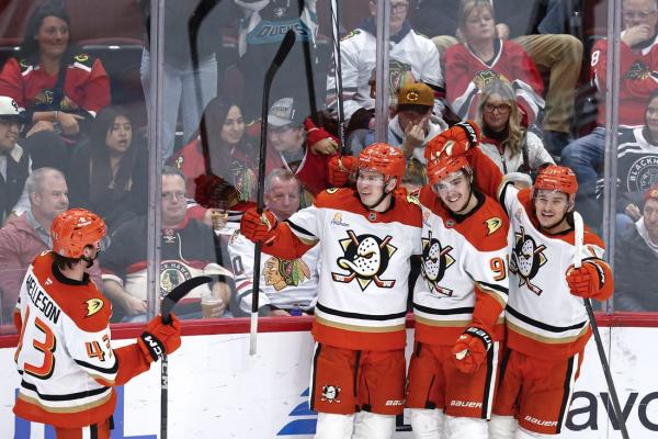 Ducks edge Blackhawks for third straight victory