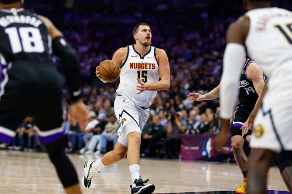 Nikola Jokic powers for 35 as Nuggets trounce Kings