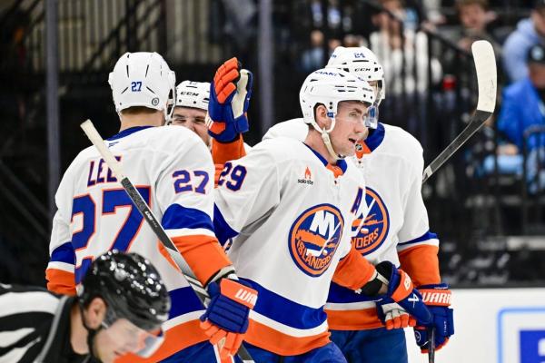 Islanders win at Utah, complete perfect trip