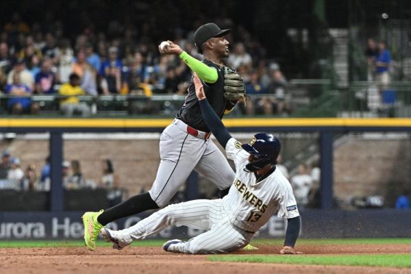 D-backs blank Brewers, boost wild-card chances