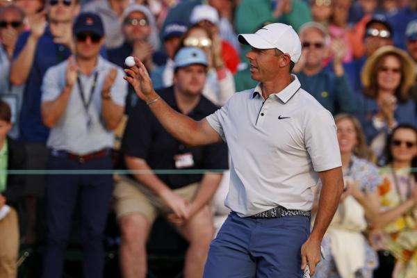Aiming for 1st Masters title, Rory McIlroy takes 2-stroke lead into final day