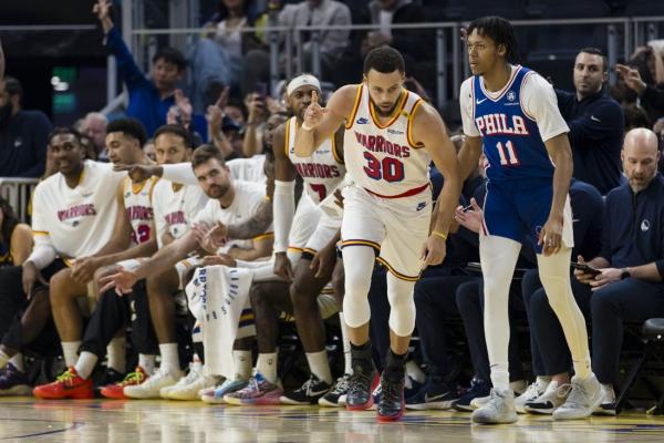 Stephen Curry tastes 3-point perfection as Warriors pound 76ers thumbnail