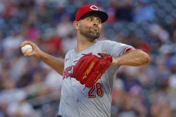 Reports: RHP Nick Martinez accepts Reds’ qualifying offer