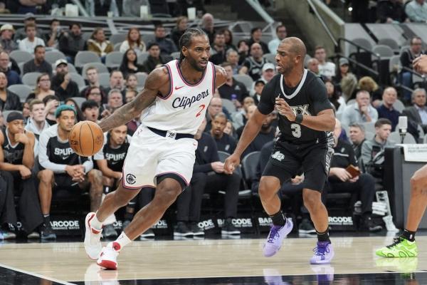 Balanced attack lifts Clippers over slumping Spurs