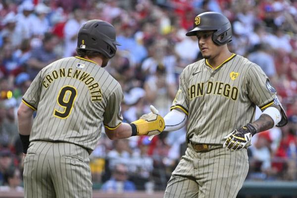 Manny Machado knocks in 3, leads Padres past Cardinals thumbnail