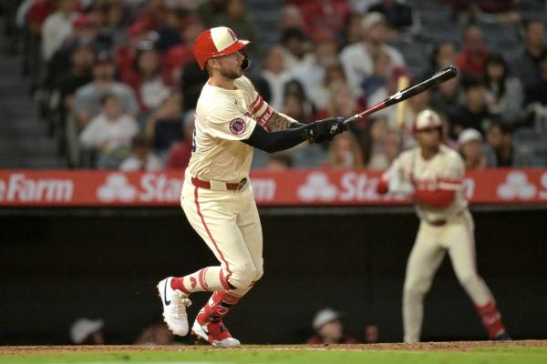 Andrew Benintendi homers twice to lead White Sox to third straight win