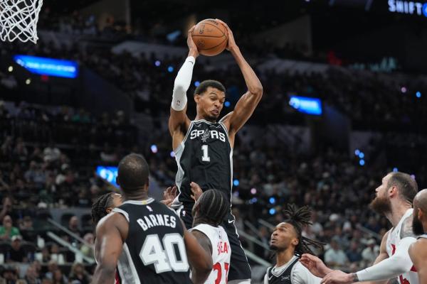 Spurs put Raptors away, off to first 4-0 start since ’16