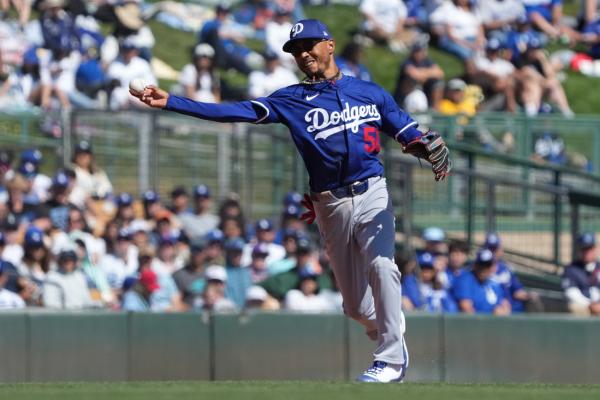 Dodgers SS Mookie Betts (illness) could miss opener