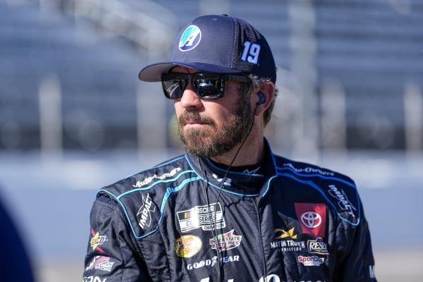 Martin Truex Jr. upstages Playoff drivers with pole-winning run at Martinsville