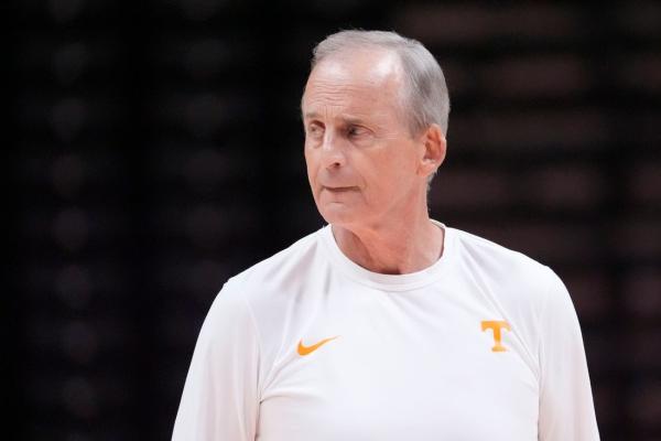 Tennessee awards coach Rick Barnes lifetime contract