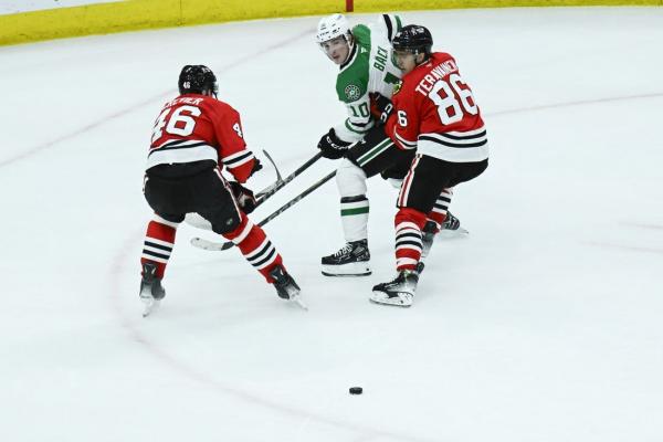 Stars score 5 straight goals to finish off Blackhawks