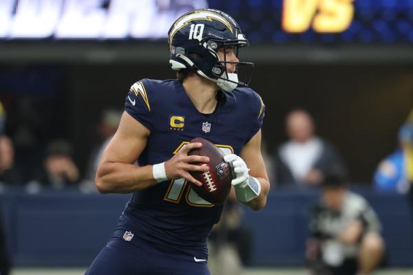 Chargers QB Justin Herbert breaks bone in non-throwing hand vs. Raiders