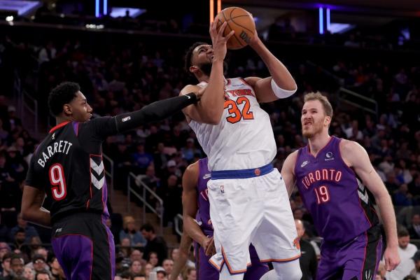 Karl-Anthony Towns stars in return, Knicks rout Raptors thumbnail