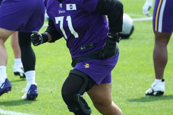 Vikings LT Christian Darrisaw (ACL, MCL) cleared for camp