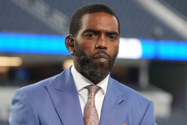 Randy Moss returns to ESPN set amid cancer battle