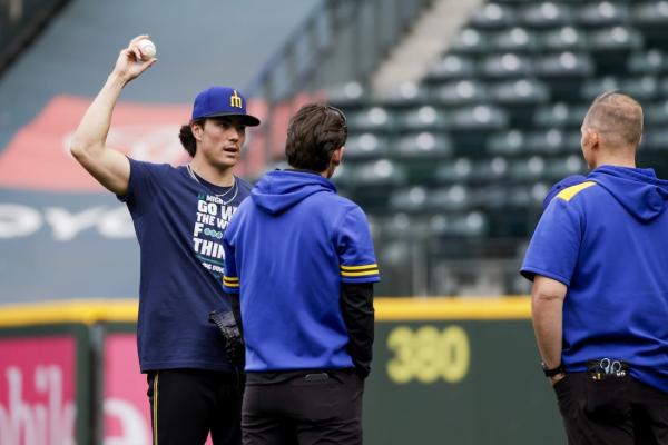 Mariners P Bryan Woo’s ALDS status uncertain