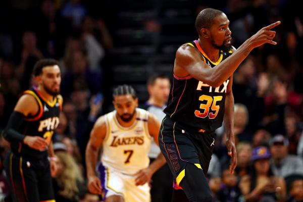 Suns get stars back, crush Lakers