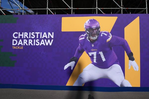 Vikings' Christian Darrisaw exits game with knee injury thumbnail