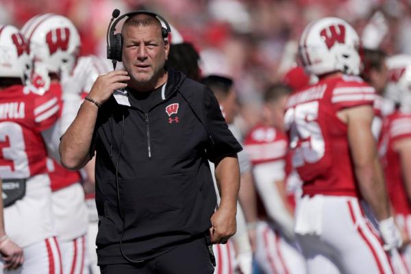 Wisconsin fires offensive coordinator Phil Longo