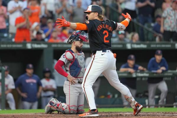 Zach Elfin remains unbeaten for O's with win over Red Sox thumbnail