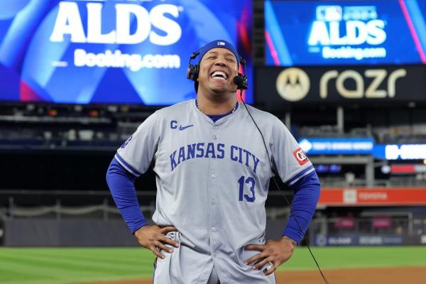 Royals C Salvador Perez receives Roberto Clemente Award