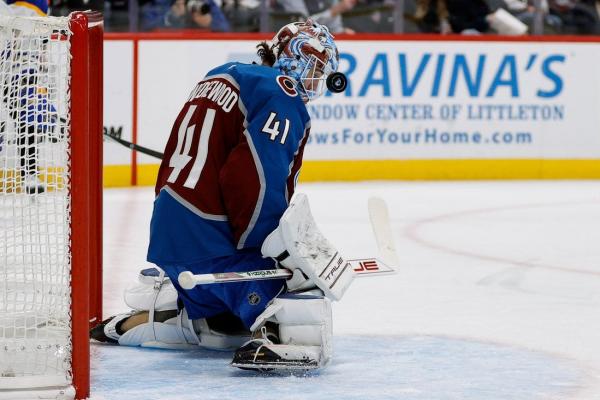 Avs’ G Scott Wedgewood exits game with apparent injury