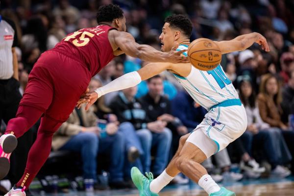 Cavaliers withstand last-ditch rally from Hornets for win