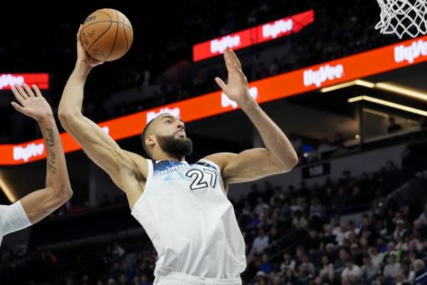 Wolves vying for fourth straight win in visit to Suns