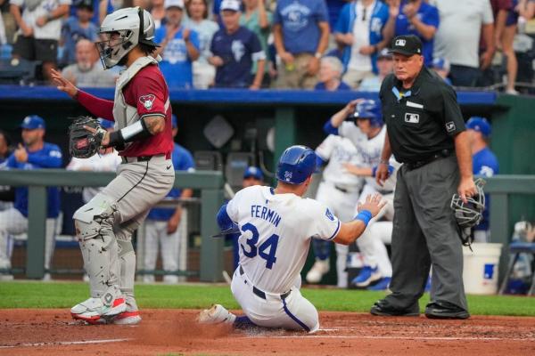 D-backs use 5-run 9th to rally past Royals