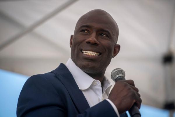 Terrell Davis says he was unjustly removed from flight thumbnail