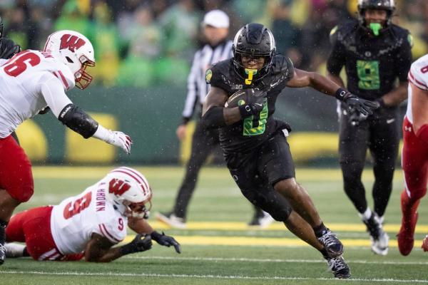 No. 6 Oregon overcomes QB injury, slow start to defeat Wisconsin