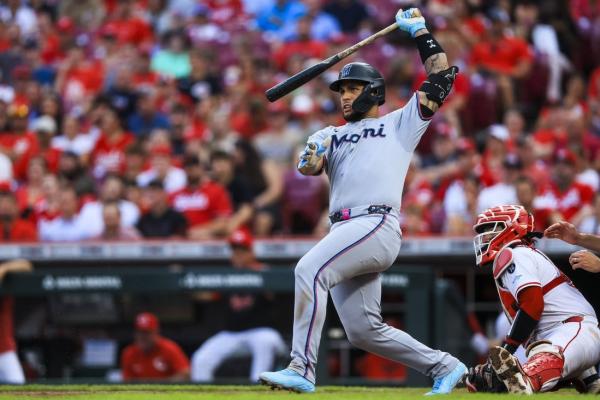 Marlins stomp Reds to win 11th straight on the road