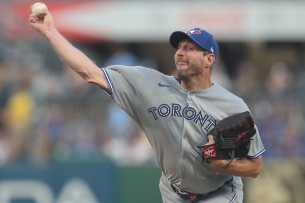 Alejandro Kirk drives in three as Blue Jays defeat Pirates