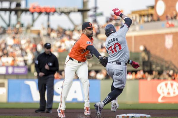 Brett Wisely's single, double, triple lift Giants past Twins thumbnail