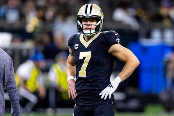 Saints' Taysom Hill briefly hospitalized with chest injury thumbnail