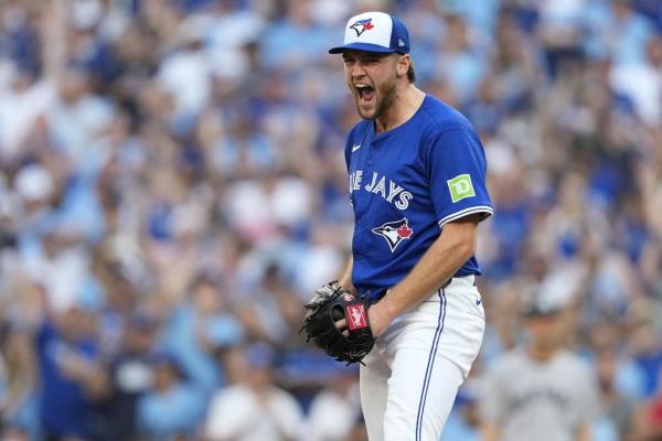 Blue Jays hit 5 HRs, rout Yankees for 2-0 ALDS lead